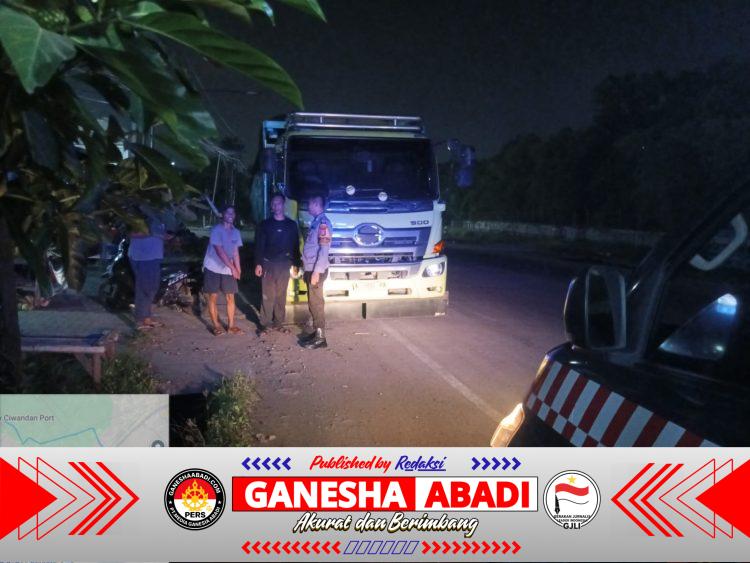 Personil Polsek Ciwandan Sosialisasi Layanan Hotline 110 Kepada Para Sopir Angkutan