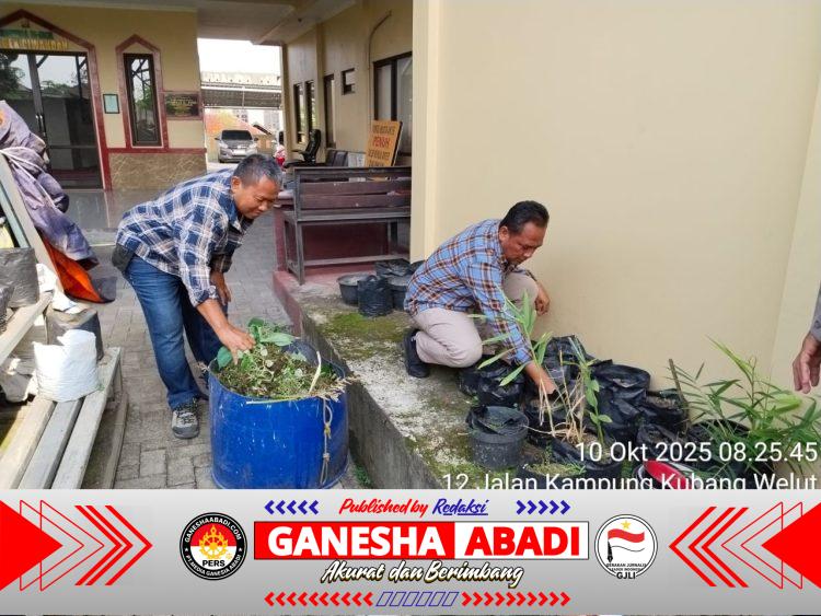 Personil Polsek Ciwandan Bersama-sama Laksanakan Korve dan Jaga Kebersihan Mako