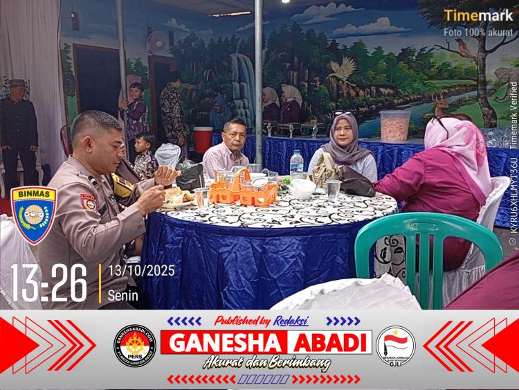 Bhabinkamtibmas Polsek Ciwandan Hadiri Resepsi Pernikahan Warga, Pastikan Kamtibmas Terjaga
