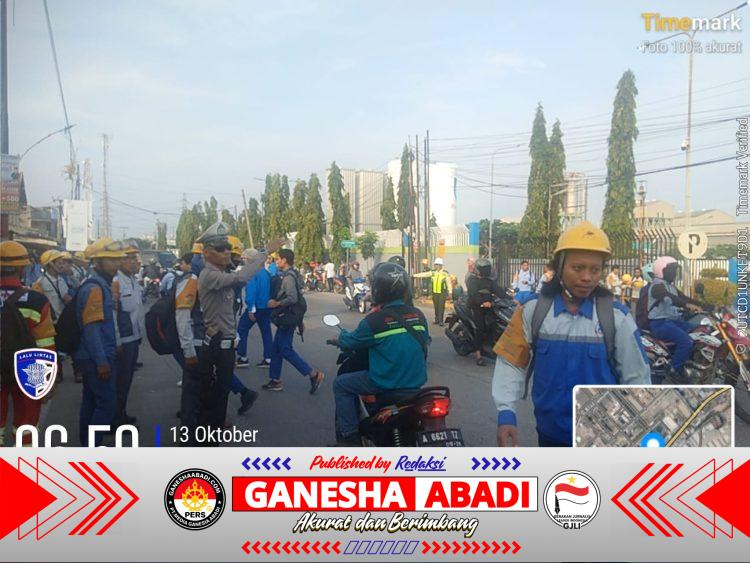 Strong point di Simpang Brown, personel Polsek Ciwandan berikan pelayanan kamseltibcar lantas untuk masyarakat