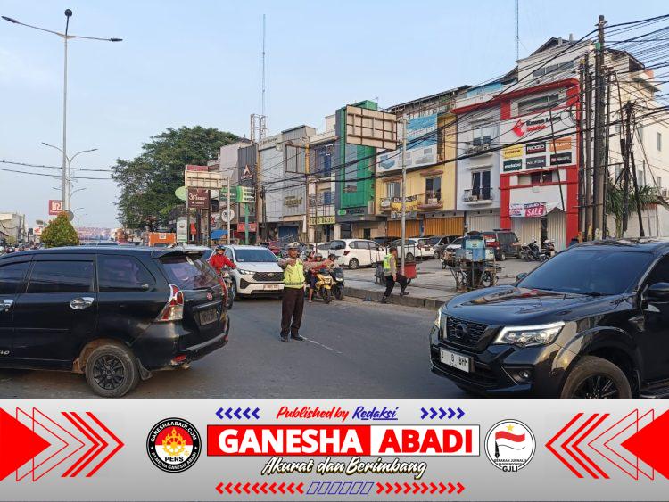 Unit Lantas Polsek Cilegon Lancarkan Arus Kendaraan di Pagi Hari
