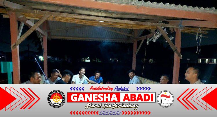 Tingkatkan Semangat Warga dalam Ronda Malam, Bripka Bambang dan Bripka Leo Bhabin Polsek Bojonegara Sambangi Pos Kamling