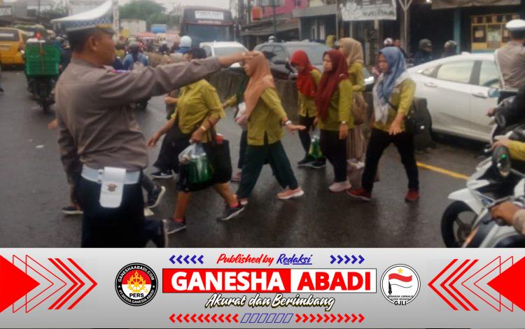 Personel Lantas Polsek Cikupa Laksanakan PECAK Sore Hari, Wujudkan Kamseltibcar Lantas di Jalur Utama