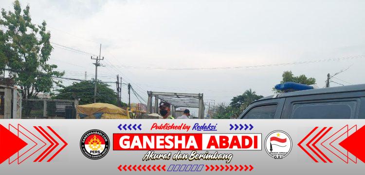 Personel Polsek Bojonegara Pengaturan lalu lintas di Jembatan Teratai