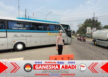 Personil Polsek Ciwandan Prioritaskan Pengaturan Jalur Lalu-lintas Wisata Pantai.