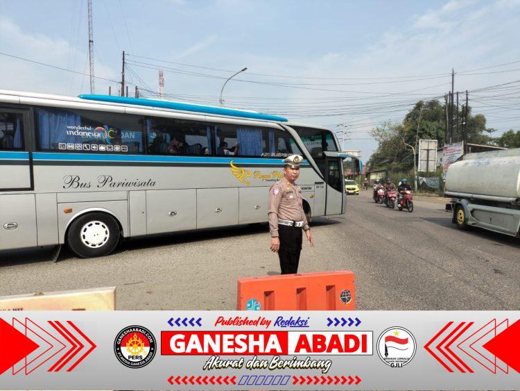 Personil Polsek Ciwandan Prioritaskan Pengaturan Jalur Lalu-lintas Wisata Pantai.