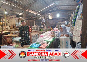 Pastikan Harga Sembako Stabil, Babinsa Danukusuman Sambangi Pedagang Pasar Harjodaksino