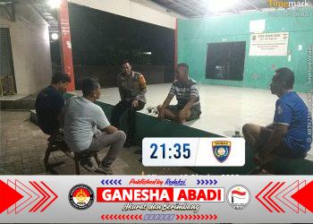 Personil Polsek Ciwandan Pantau Pos Ronda Siskamling Warga Saat Patroli Sebagai Ujung Tombak Keamanan Lingkungan.