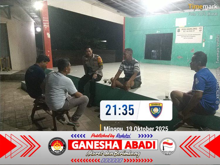 Personil Polsek Ciwandan Pantau Pos Ronda Siskamling Warga Saat Patroli Sebagai Ujung Tombak Keamanan Lingkungan.