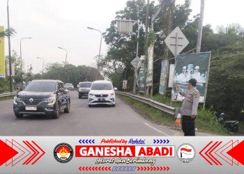Personel Polsek Cibeber Berikan Pelayanan Pagi, Atur Arus Lalu Lintas di Simpang PCI