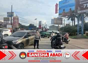 Polsubsektor Cikupamas Gelar Pengaturan Lalu Lintas Sore Hari di Simpang Kedaton