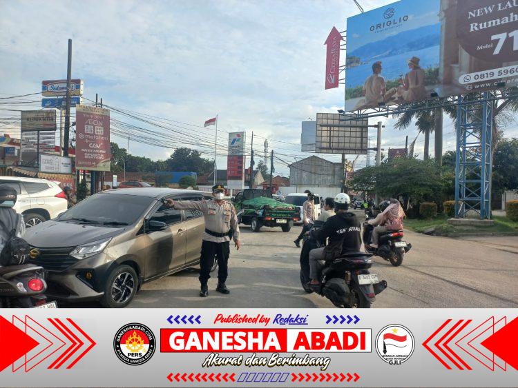 Polsubsektor Cikupamas Gelar Pengaturan Lalu Lintas Sore Hari di Simpang Kedaton