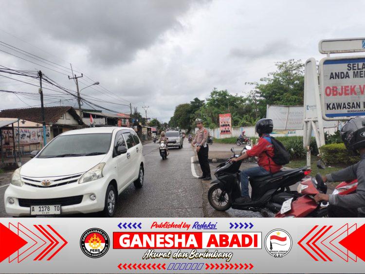 Personil Polsek Ciwandan Lakukan Giat Strong Poin Pelayanan Masyarakat Dan Lancarkan Kepadatan Lalu-lintas