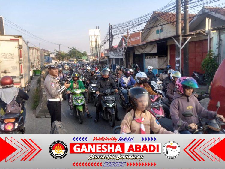 Polsek Cikupa Laksanakan Pengaturan Arus Lalu Lintas Pagi di Pertigaan Columbus PT. Cingluh