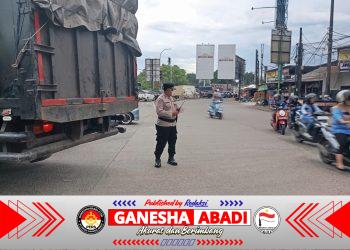 Ciptakan Kamseltibcar Lantas, Polsubsektor Cikupamas Gelar Pengaturan Arus Lalu Lintas Sore Hari