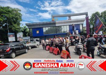 Polsek Cikupa Amankan Keberangkatan Massa Aksi Aliansi Buruh Banten Bersatu ke Kantor Bupati Tangerang