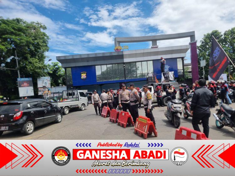 Polsek Cikupa Amankan Keberangkatan Massa Aksi Aliansi Buruh Banten Bersatu ke Kantor Bupati Tangerang