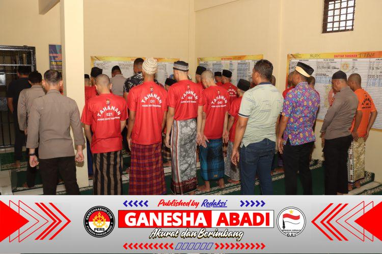 Pastikan Hak Ibadah Terpenuhi, Kapolresta Tangerang Shalat Berjamaah Bareng Tahanan