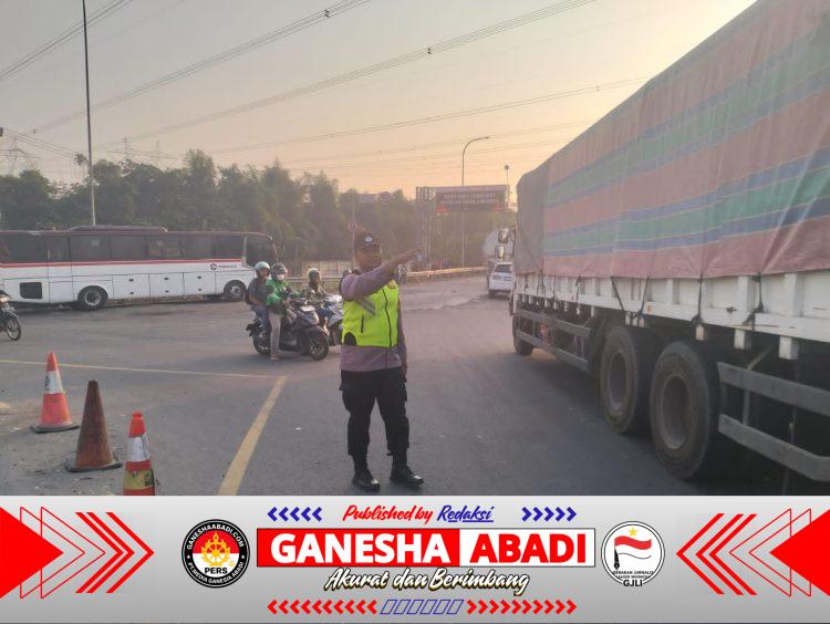 Personel Polsek Cibeber Gelar Pengaturan Lalu Lintas Pagi Demi Kelancaran Arus di Simpang PCI