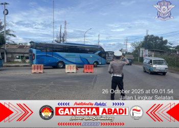 Personel Unit Lantas Polsek Ciwandan Gelar Pengaturan Lalu Lintas di Jalur Wisata Demi Kamseltibcar
