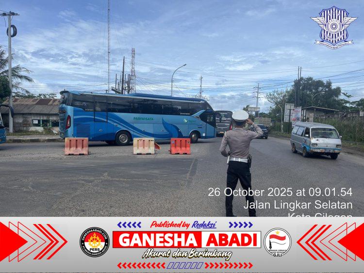Personel Unit Lantas Polsek Ciwandan Gelar Pengaturan Lalu Lintas di Jalur Wisata Demi Kamseltibcar