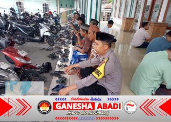 Usai Shalat Berjamaah, Personel Polsek Ciwandan Tegur Sapa Warga untuk Pererat Silaturahmi