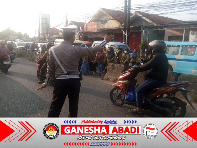 Personel Lantas Polsek Cikupa Laksanakan Pengaturan Arus Lalu Lintas Sore di Pertigaan Columbus