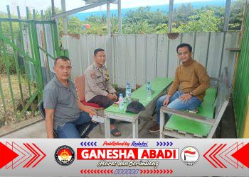 Bhabinkamtibmas melaksanakan kegiatan sambang dan silaturahmi Staff Ds.binannya Kecamatan Puloampel