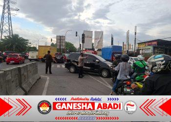 Personel Polsek Cikupa Laksanakan Pengaturan Lalu Lintas Sore di Simpang Cikupa Mas