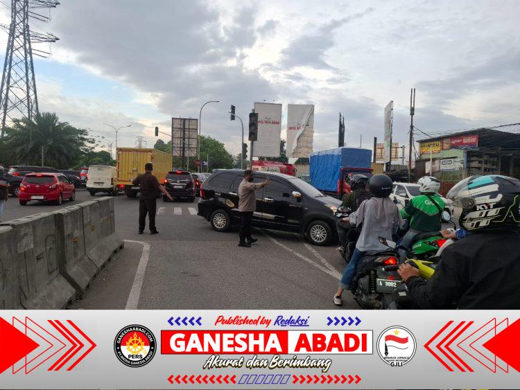Personel Polsek Cikupa Laksanakan Pengaturan Lalu Lintas Sore di Simpang Cikupa Mas