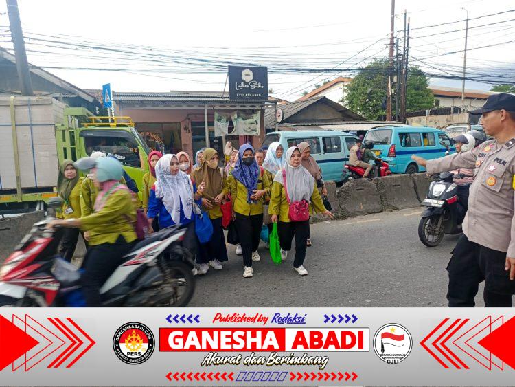Personel Lantas Polsek Cikupa Laksanakan Pengaturan Arus Lalu Lintas Sore di Pertigaan Columbus