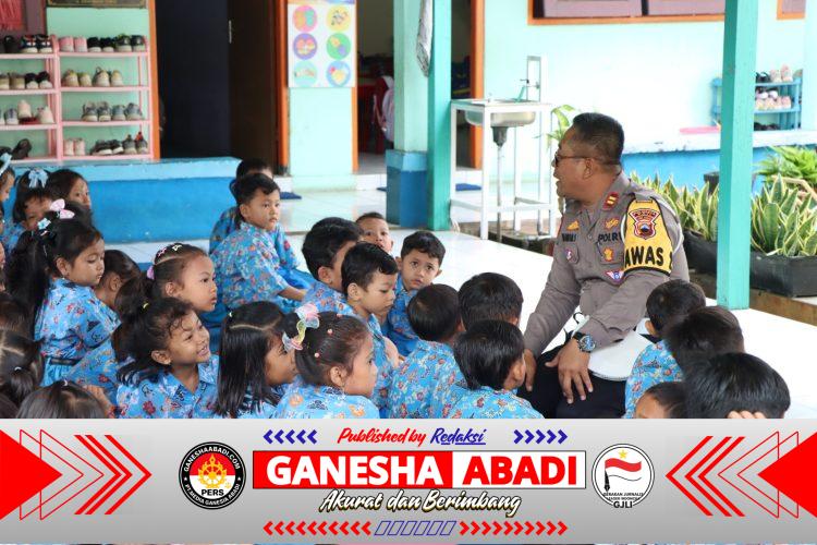 Polisi Sambangi TK Bhayangkari Pati, Anak-Anak Diajak Belajar Tertib Lalu Lintas Sejak Dini