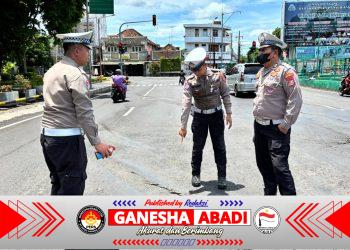 Satlantas Polresta Banyuwangi Gelar Patroli Jalan Berlubang, Antisipasi Kecelakaan di Pusat Kota