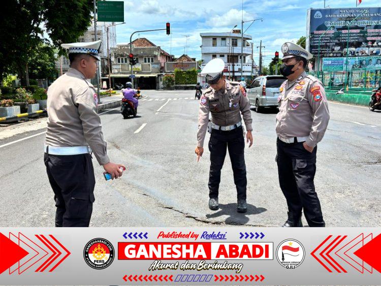 Satlantas Polresta Banyuwangi Gelar Patroli Jalan Berlubang, Antisipasi Kecelakaan di Pusat Kota