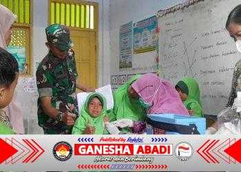 TNI Dukung Kesehatan Anak, Babinsa Klego Dampingi Imunisasi di Sekolah Dasar