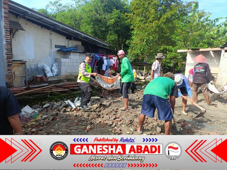 Polisi Penolong Masyarakat”: Bhabinkamtibmas Kajen dan Warga Bersihkan Puing Rumah Roboh