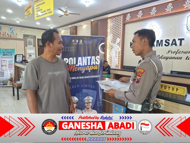 POLANTAS MENYAPA, SATLANTAS POLRESTA BANYUWANGI HADIR BERIKAN PELAYANAN DAN EDUKASI DI SAMSAT
