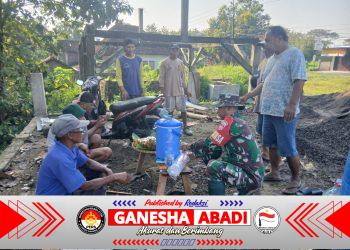 Wujud Nyata Kemanunggalan TNI dan Rakyat, Babinsa Koramil Simo Bantu Warga Bangun Rumah