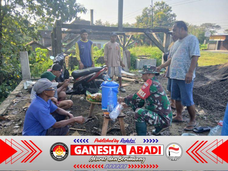 Wujud Nyata Kemanunggalan TNI dan Rakyat, Babinsa Koramil Simo Bantu Warga Bangun Rumah
