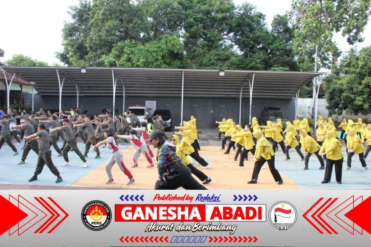 Senam Bersama Persit KCK Cabang XXXIX Warnai Makodim 0825 Banyuwangi, Tekankan Kebugaran dan Soliditas Keluarga Besar TNI AD