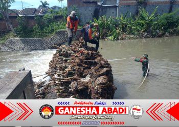 Babinsa Sobo Bergerak Cepat Evakuasi Bonggol Bambu Penyumbat Sungai, Cegah Banjir Susulan di Banyuwangi