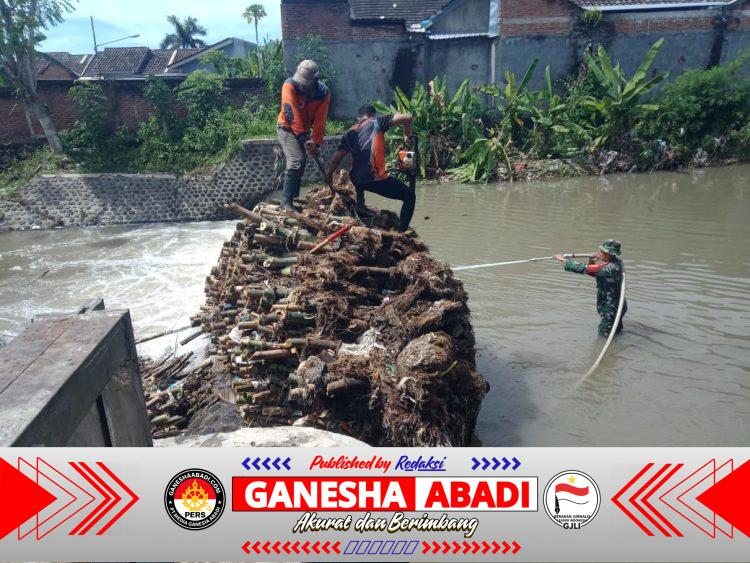 Babinsa Sobo Bergerak Cepat Evakuasi Bonggol Bambu Penyumbat Sungai, Cegah Banjir Susulan di Banyuwangi