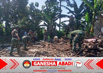 Gotong Royong Melaksanakan Pembongkaran Bekas Bangunan Rumah Untuk Pembangunan Koperasi Desa Merah Putih ( KDKMP )Di Desa Purwoasri