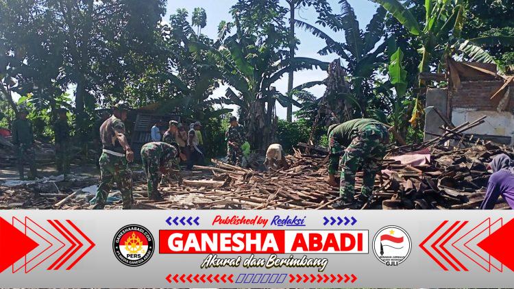 Gotong Royong Melaksanakan Pembongkaran Bekas Bangunan Rumah Untuk Pembangunan Koperasi Desa Merah Putih ( KDKMP )Di Desa Purwoasri