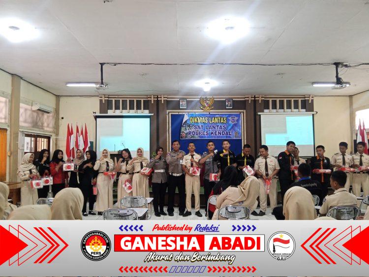 Satlantas Kendal Sambangi SMKN 2, Pelajar Diajari Tertib Jalan demi Tekan Kecelakaan