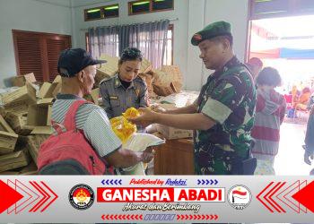 Biar Tepat Sasaran Babinsa Tipes Dampingi & Bantu Pendistribusian Beras dari Bulog