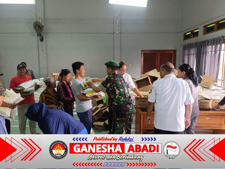 Biar Tepat Sasaran Babinsa Tipes Dampingi & Bantu Pendistribusian Beras dari Bulog