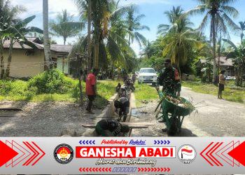 Tumbuhkan Hidup Sehat dan Lingkungan Bersih, Babinsa Koramil Mapurujaya Ajak Warga Bersihkan Parit