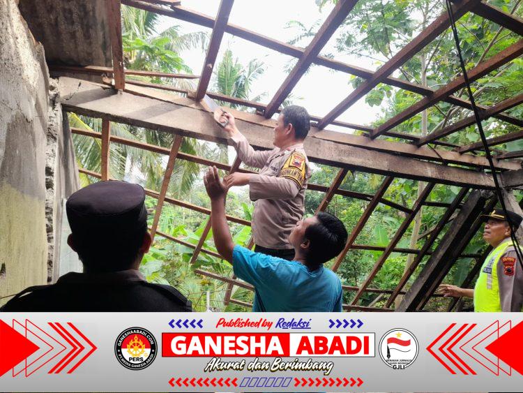 Sinergi TNI Polri Bantu Warga Bersihkan Puing Longsor