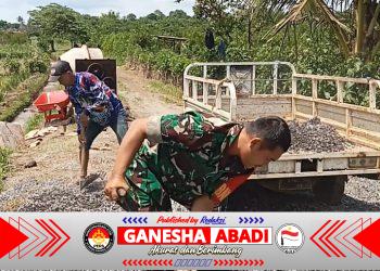 Babinsa Cluring Ajak Warga Kerja Bakti Perbaiki Jalan Rusak di Dusun Krajan